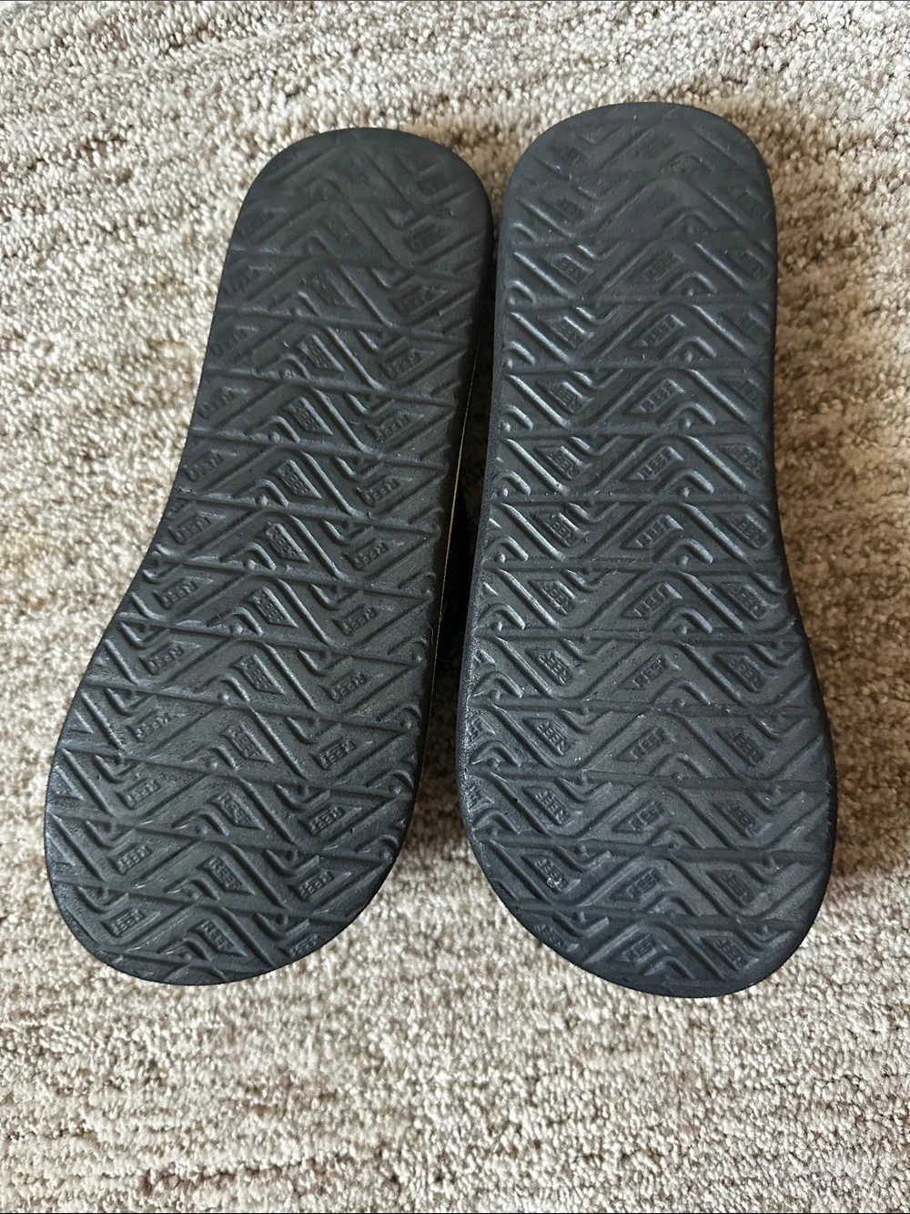 Reef Black Flip Flops with Yellow & Teal Tropical Footbed Boys Sz 2 Barely Worn